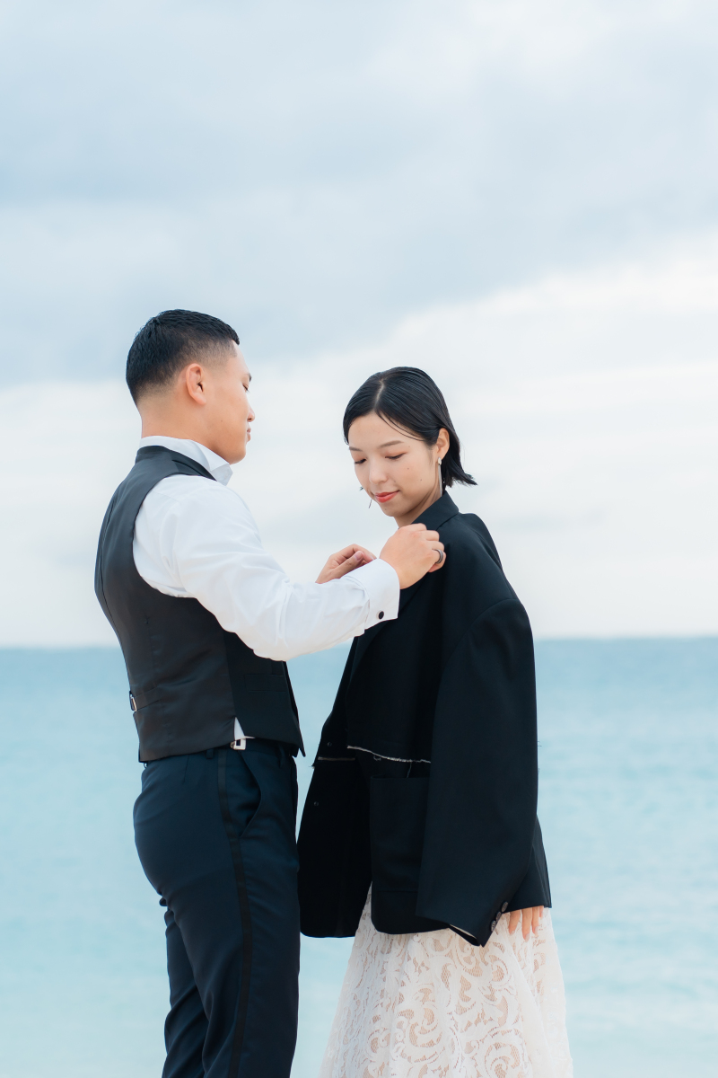 新郎さまのオーバージャケットを羽織ってシックに。