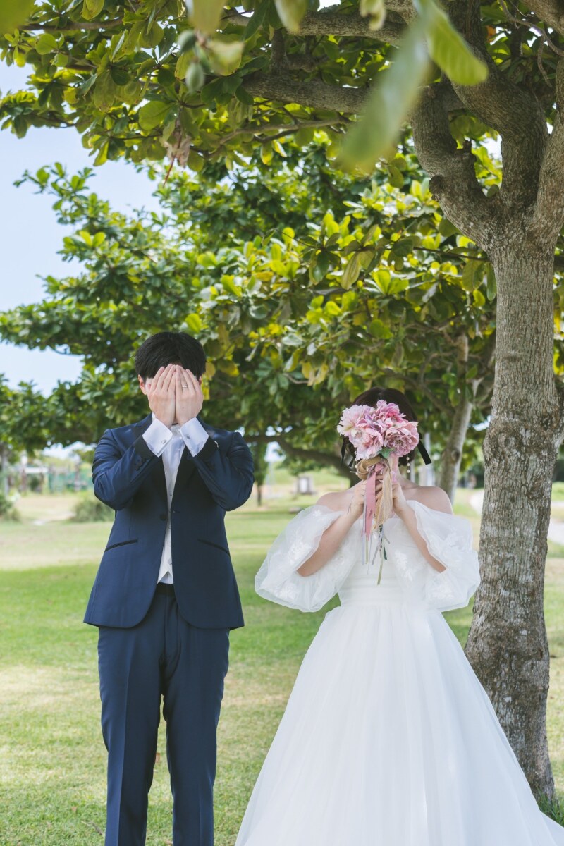 緑に囲まれた木陰で、ちょっぴりお茶目な撮影タイム