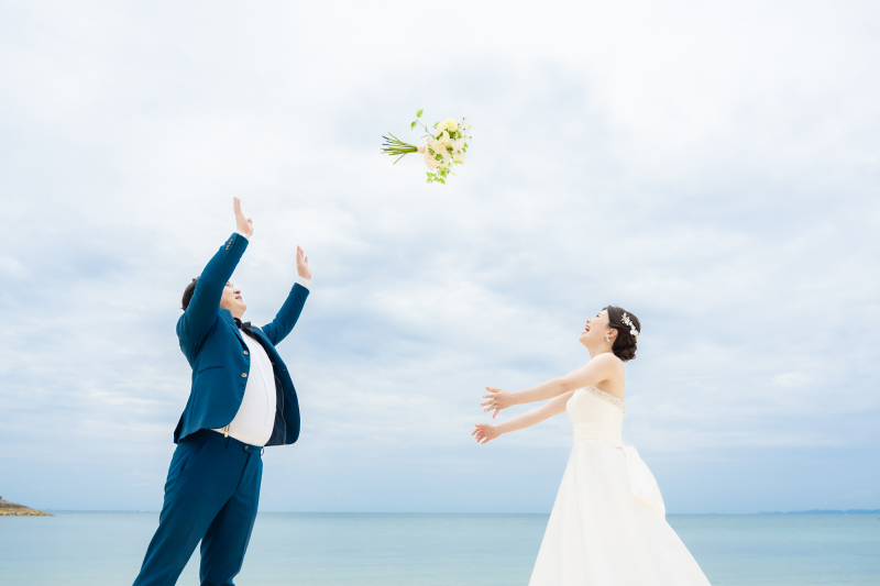 美しい青い海と緑豊かな自然を満喫！指輪やブーケを使った笑顔あふれるビーチフォト！