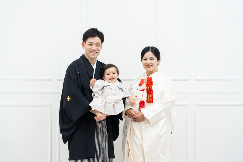和装姿のお子様と一緒にご家族三人で仲良く記念撮影