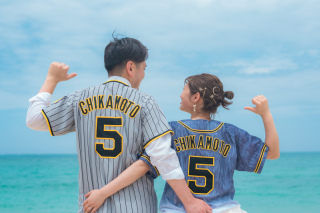 野球ファンのおふたりのビーチフォト♥