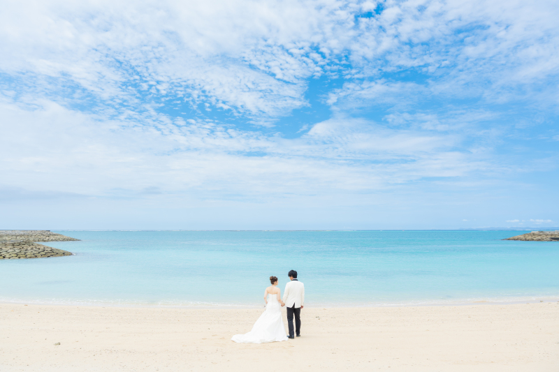 広大な青空と美しい海を眺める仲良しな後ろ姿です!