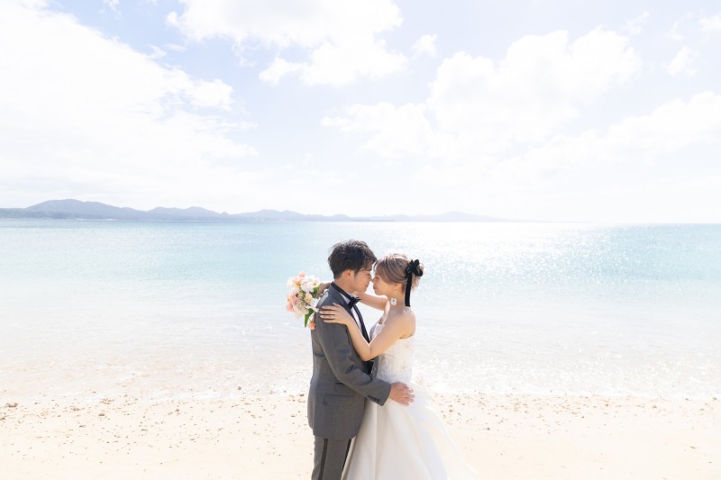 やわらかな光に包まれて見つめ合うビーチの誓い