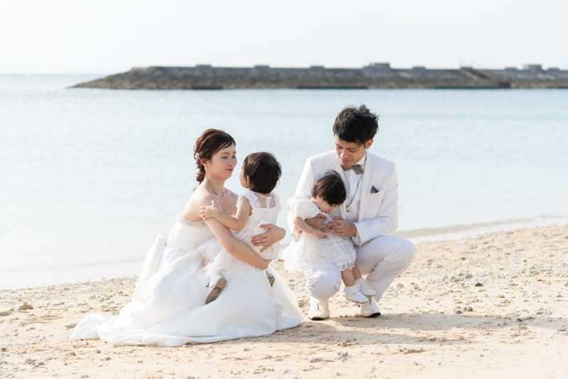 青い海とシロツメクサの野原で♪姉妹の絆に癒やされる家族フォト