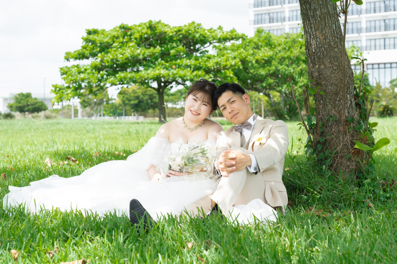 木陰の緑豊かな芝生に座って寄り添うリラックス姿！