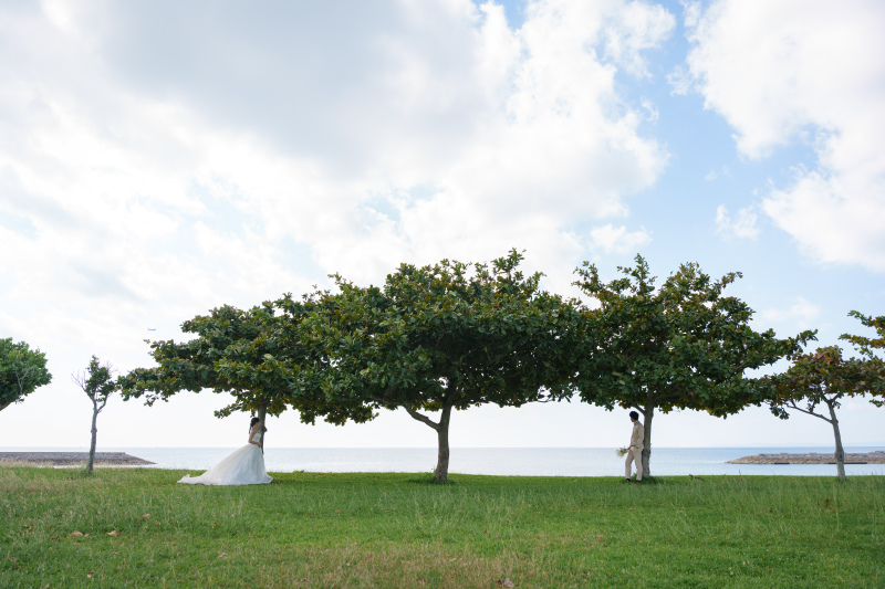 沖縄の自然が祝福する広大な景色と二人のシルエット