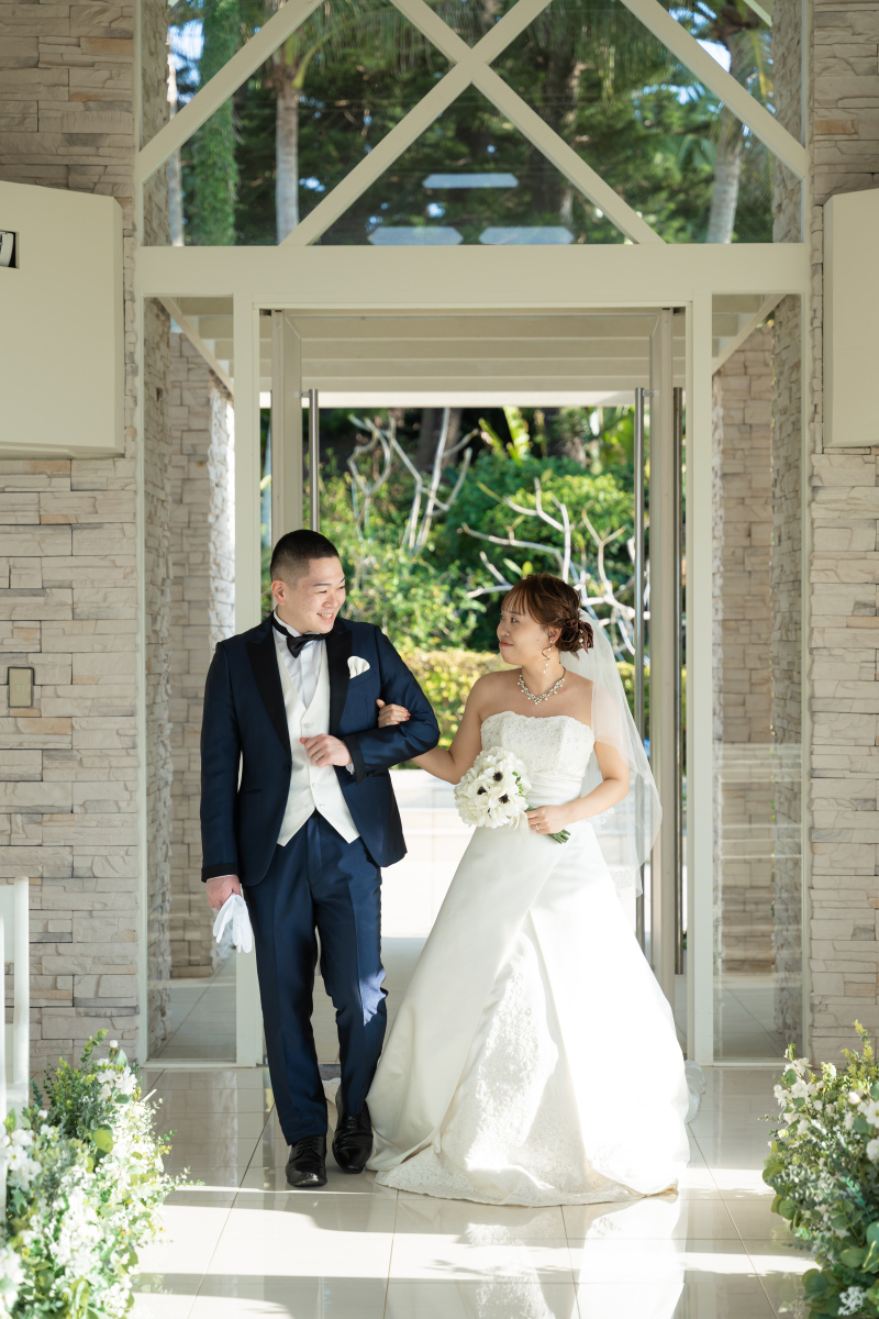 腕をとって一歩ずつ。信頼と愛を感じる幸せな足踏み