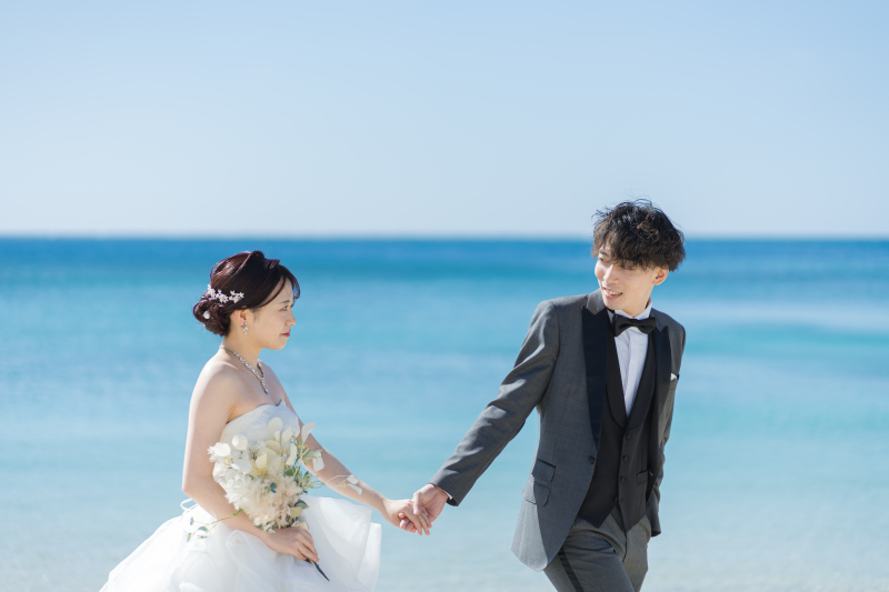 新郎様のエスコートで波打ち際をお散歩！