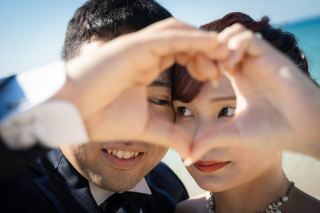 伝統的な和装から開放的な海と緑へ。お二人の多彩な表情を鮮やかに残した特別な一日。