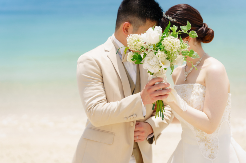 ブーケをアイテムに。お洒落可愛いお顔隠しショット