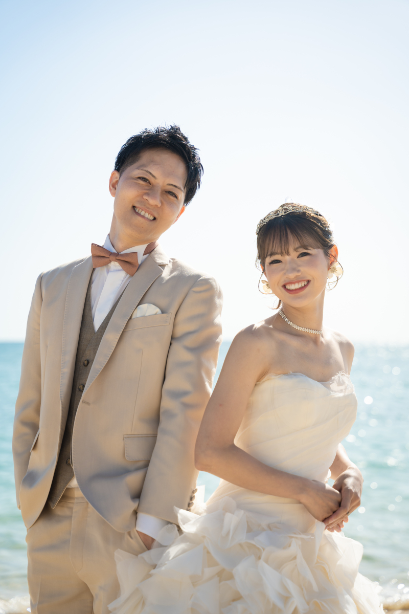 まずは沖縄の海を背に笑顔が輝くファーストショット