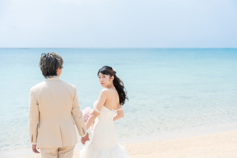 青い海を背に、振り向く新婦様がかわいすぎる♡