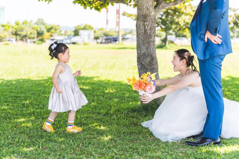 木陰のグリーンで楽しむ、親子の微笑ましいひととき