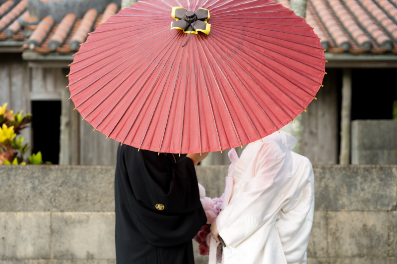 紅傘の下で交わす内緒話、二人にしか分からない瞬間