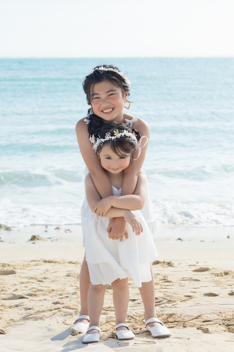 仲良くぎゅっと抱きつく可愛い姉妹の微笑ましい姿!