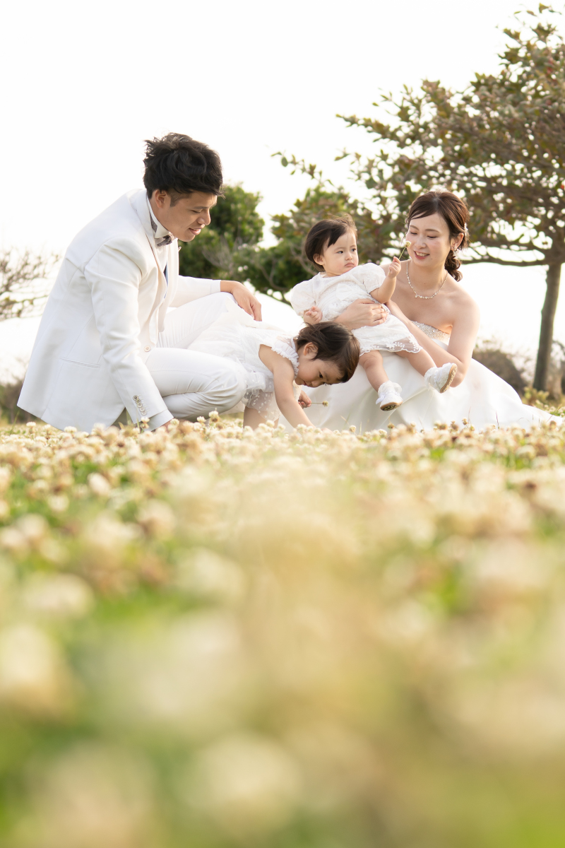 野原を駆け回る、小さな探検家たち