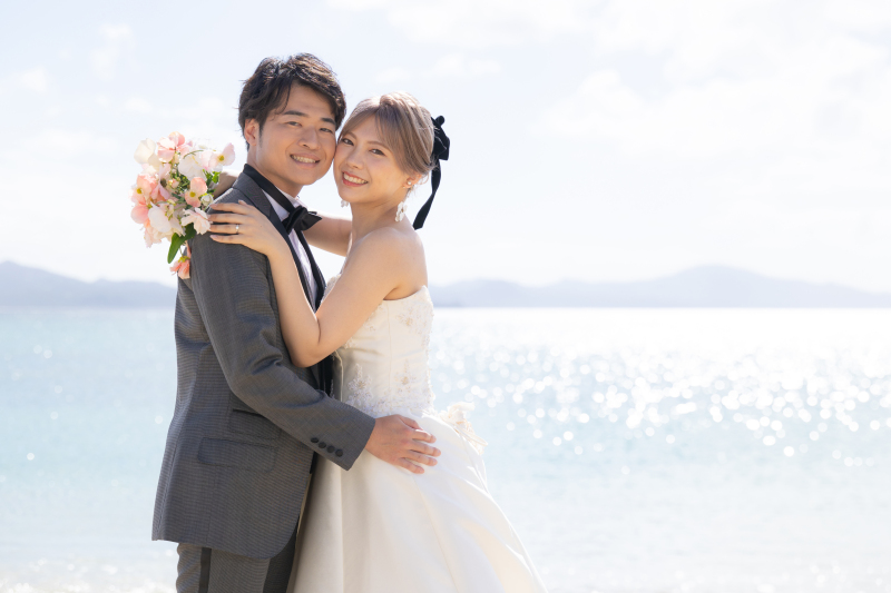 沖縄の海で叶える、ドローンビーチフォト＆リングを使ったプロポーズフォト