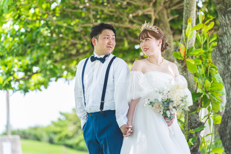 自然豊かな緑の中でほほ笑み合う二人♡