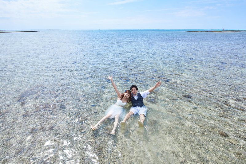 海に座ったり寝そべったり…自由に海を楽しもう!