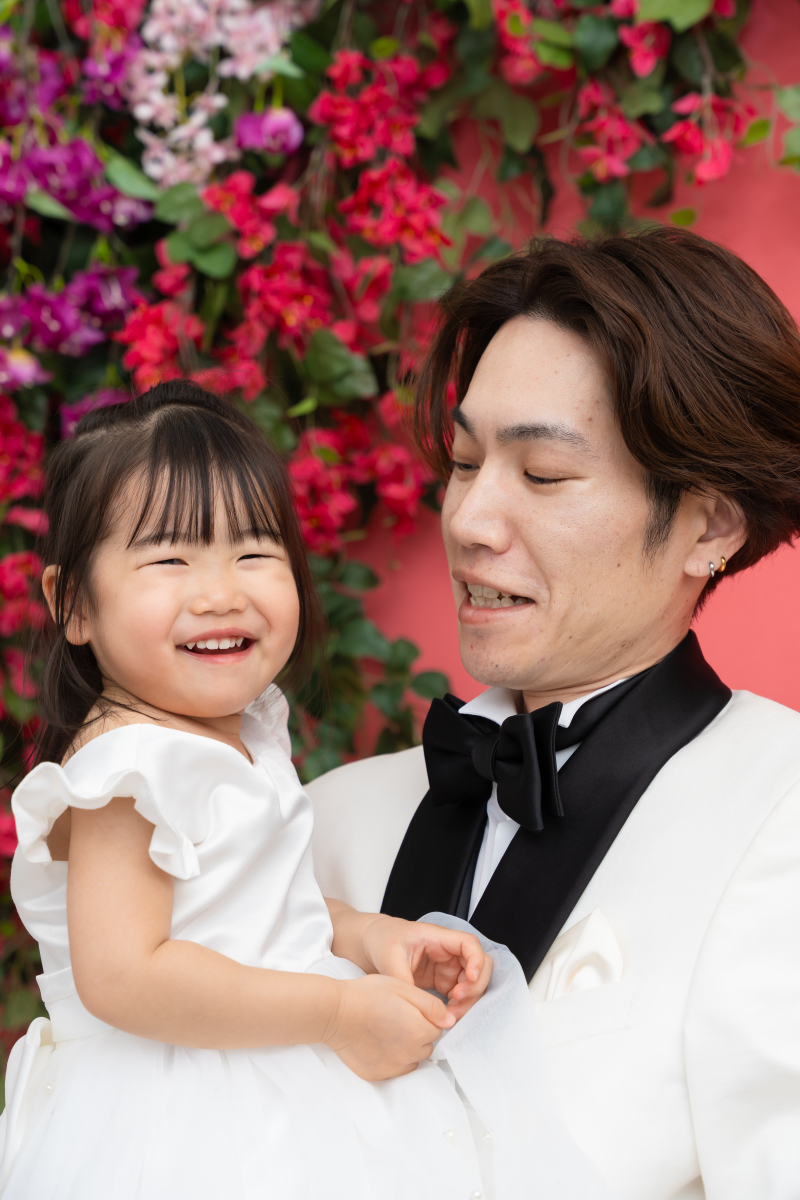 パパの腕の中で。安心感溢れる優しいアップ写真