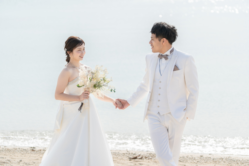 波打ち際で見つめ合う、幸せのプロローグ