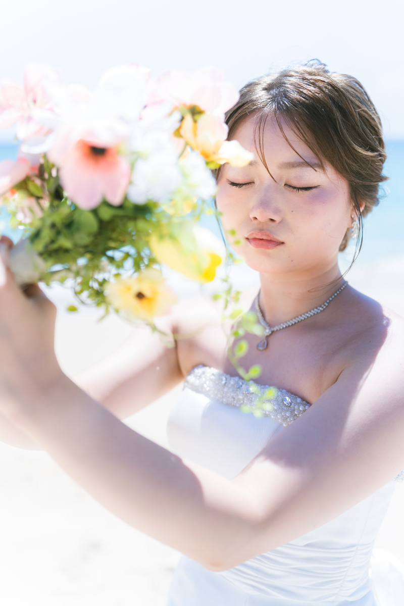 ブーケに優しく顔を寄せる新婦様の透明感あふれる姿