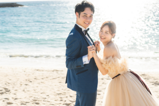 きらめく海と微笑み溢れるビーチフォト！11月撮影カラードレスがお似合いの花嫁さま
