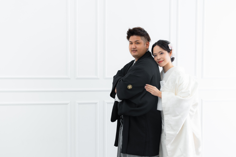 新郎の背中に寄り添う新婦。信頼と愛を感じる一枚。