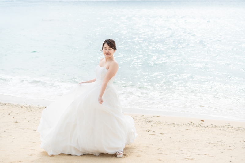 海風にドレスをなびかせて。魅惑のソロショット