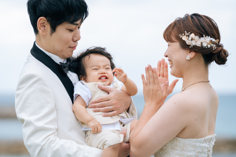 家族で迎える特別な一日、海辺の笑顔