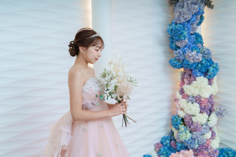 可憐なブーケを見つめる、花嫁様の美しい横顔
