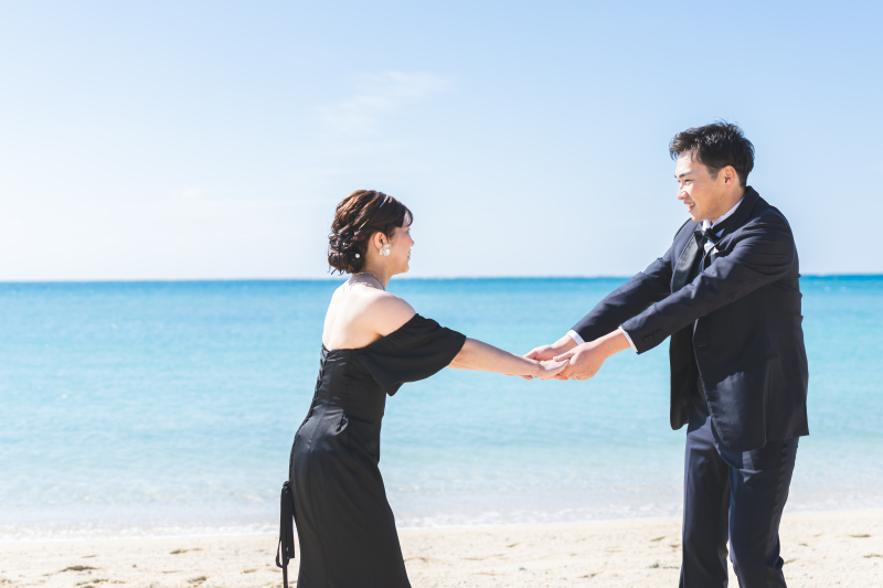 向かい合い手を取り合いかわいい笑顔が弾ける瞬間♡