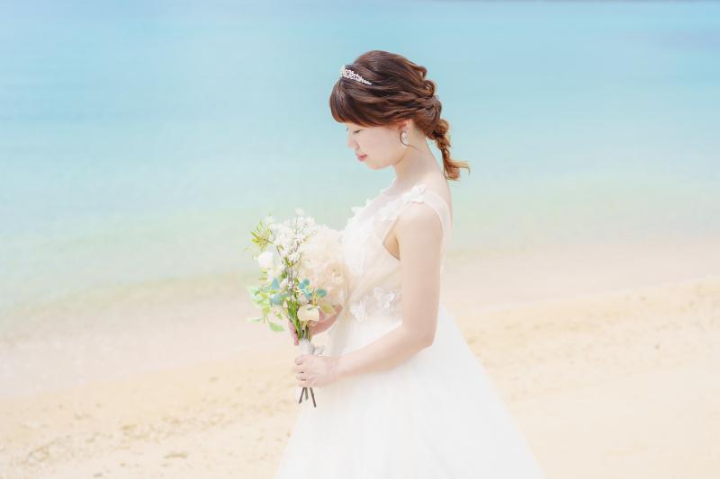 海辺に佇む、美しい花嫁ショット