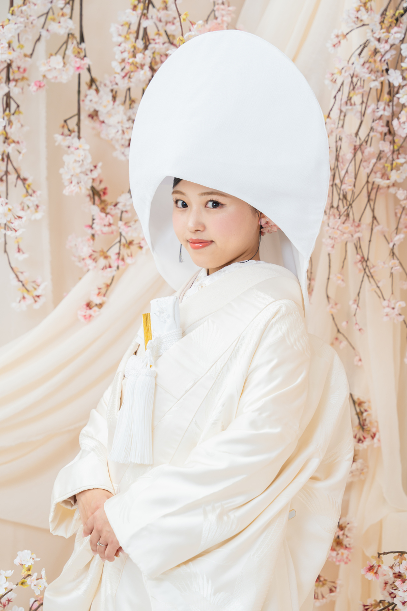 目線を合わせた美しい横顔。凛とした和装ショット。