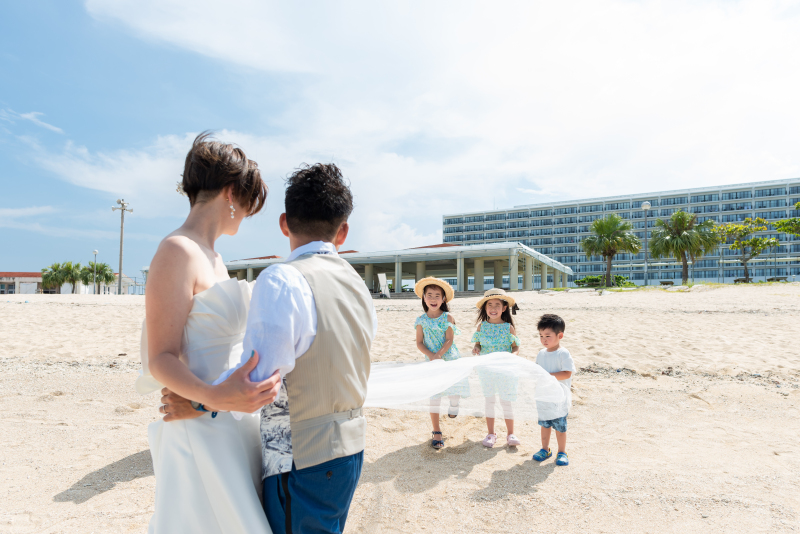 子供たちに見守られ