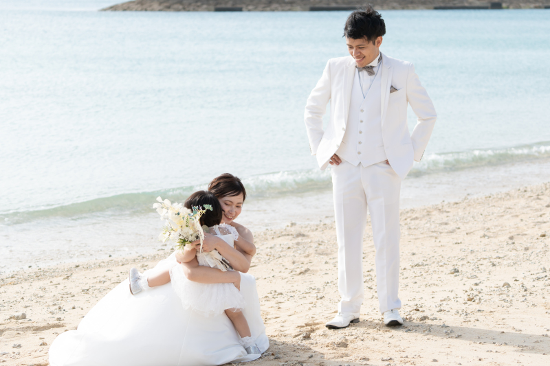 ビーチで大好きなママとぎゅっ♡温かいパパの眼差し