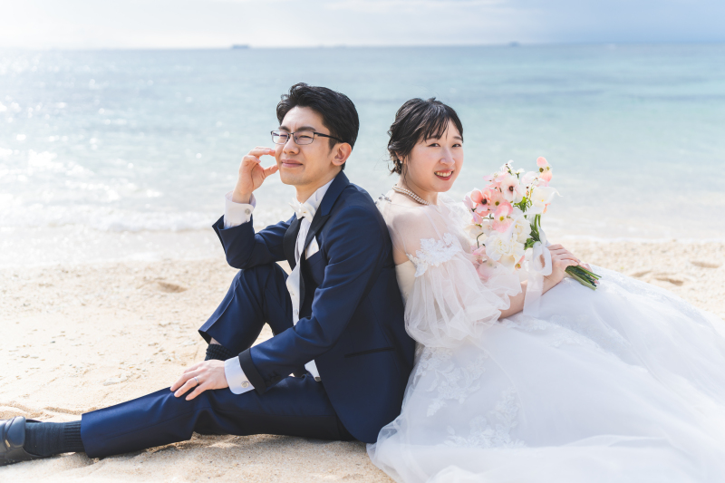 砂浜に座って笑い合う素顔の瞬間