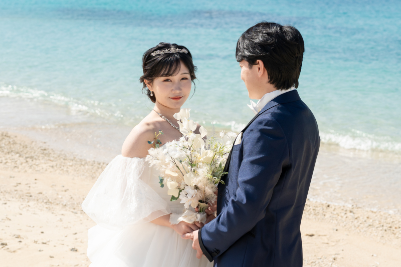エメラルドグリーンの海と木漏れ日と花に包まれ笑顔が輝いた沖縄フォトウェディング♡