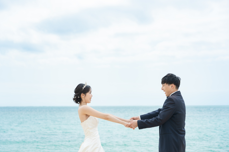 海辺で手を取り合って。この先も続いていくふたり。