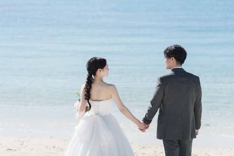沖縄で、青い海へ向かって歩き出す、おふたりの物語