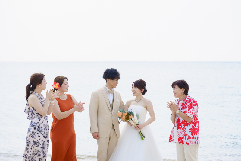 海を背景にファミリーショット