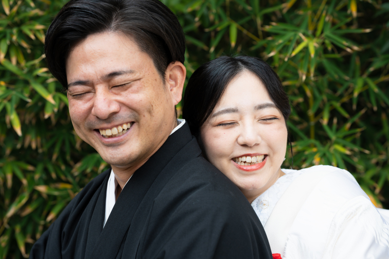顔を寄せ合い満面の笑み。飾らない笑顔が溢れる一枚