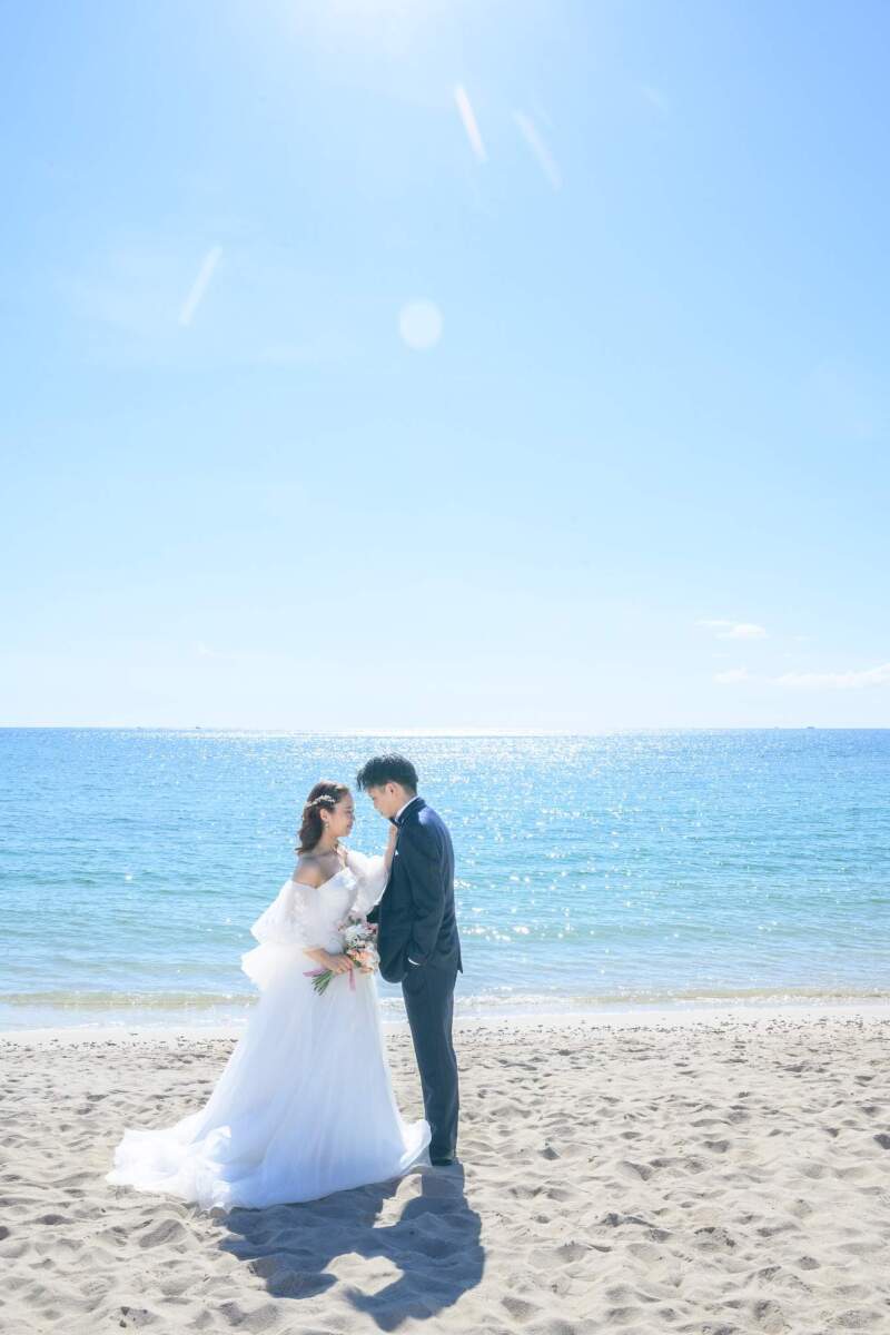 青い海に包まれて、太陽の祝福を受けるお二人♩