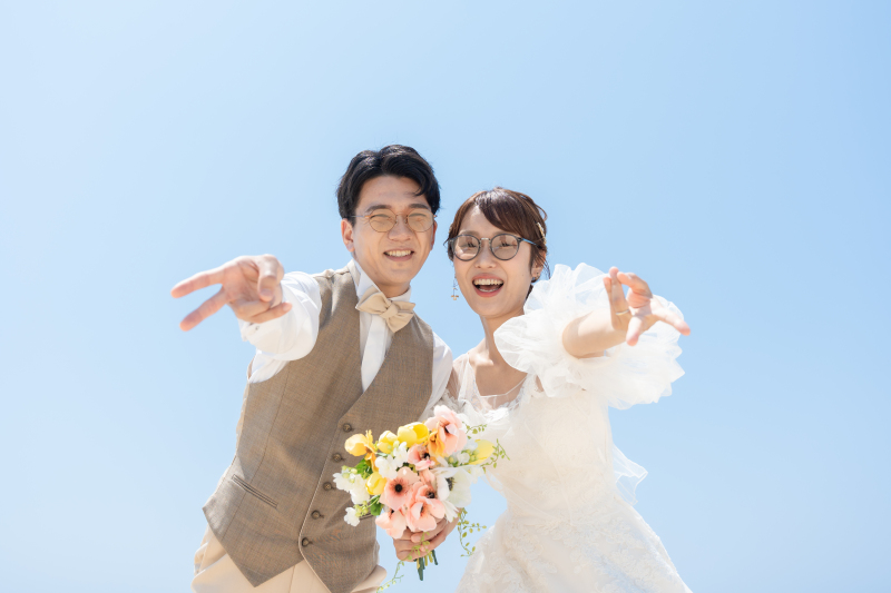 青空の下で最幸の笑顔！華やかなスタジオとお揃い眼鏡で楽しんだ爽やかなビーチフォト