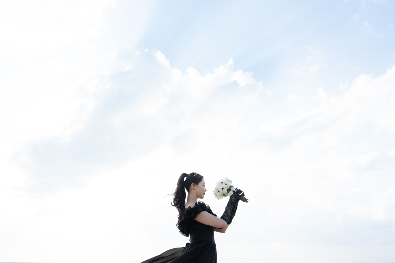 空へ捧げる白ブーケ、凛とした横顔にときめく瞬間♡