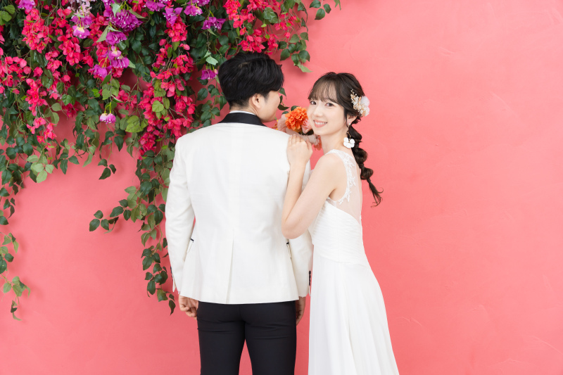 パッと華やか！ピンク背景のスタジオ撮影での一枚♡