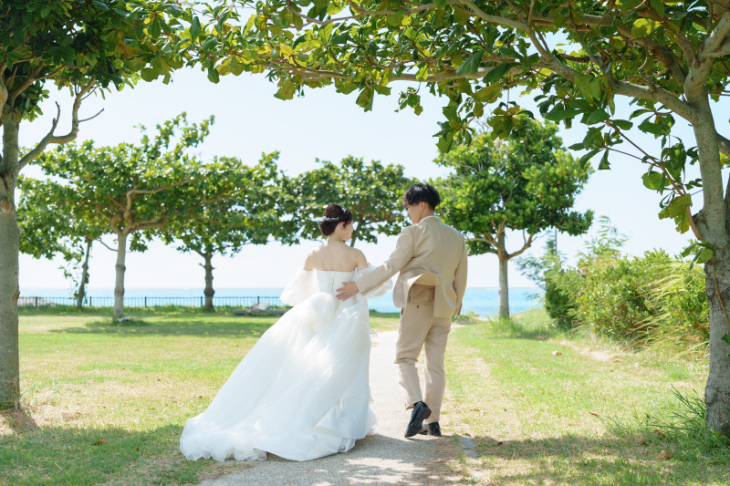 並んで歩く自然な後ろ姿