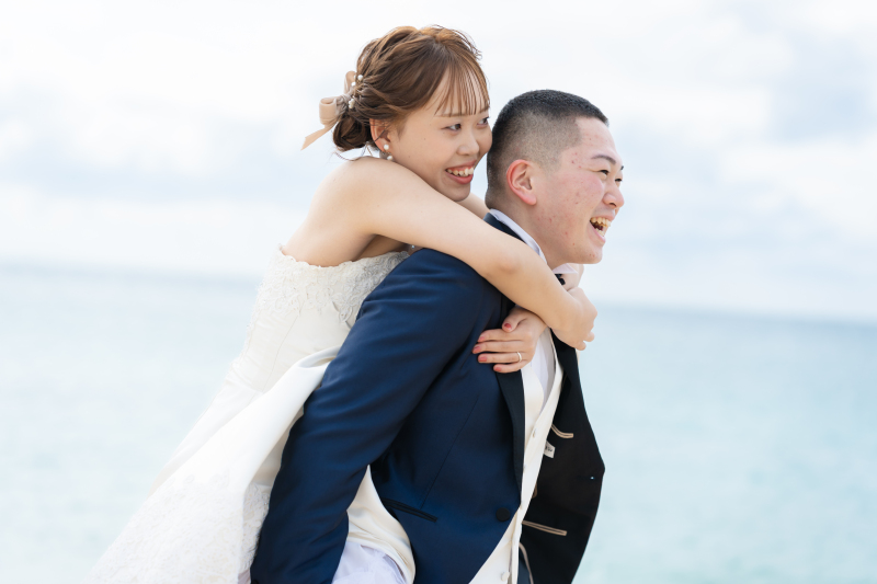 声と笑顔が弾けるおんぶショット！二人の幸せな瞬間