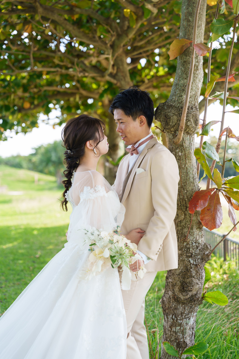 穏やかな緑の温もりと大樹に寄り添い交わす内緒話を