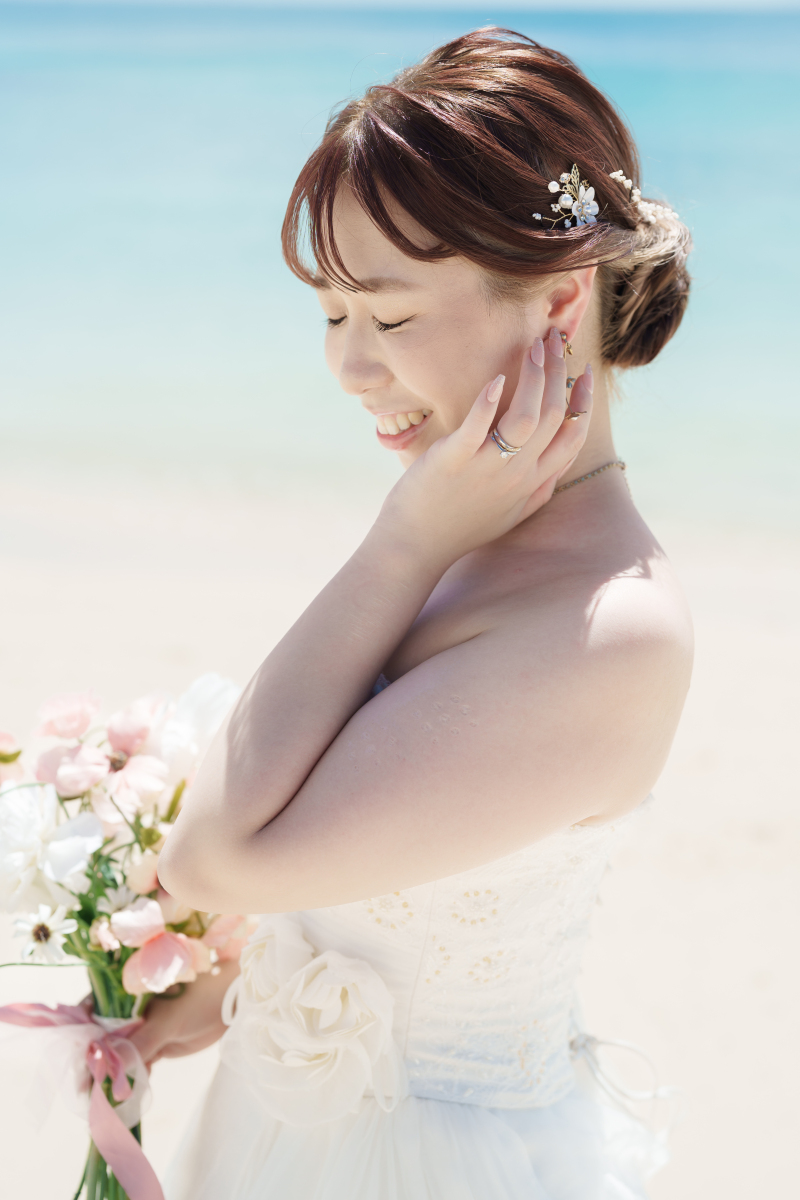 自然光に照らされながら、優しく微笑む純白の花嫁様